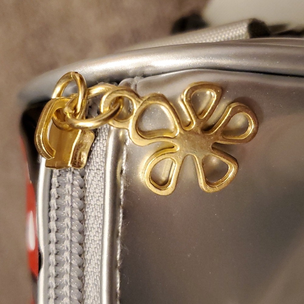 Disney Characters silver crossbody bag with removable strap NEW - Picture 6 of 6